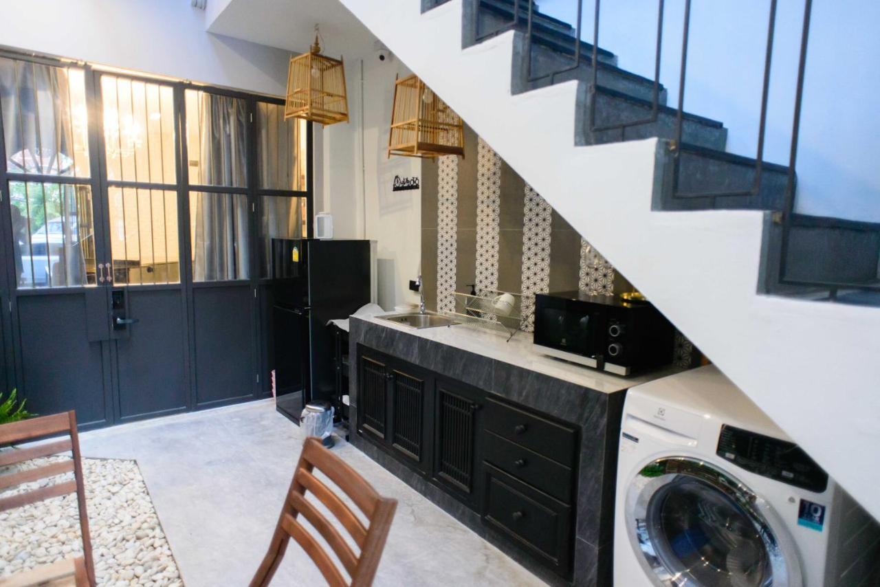 Zimmer mit Kingsize-Bett und Balkon
